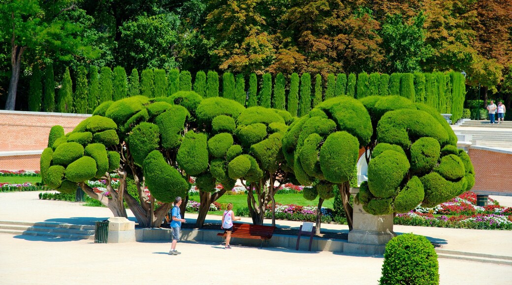 El Retiro Park which includes a park