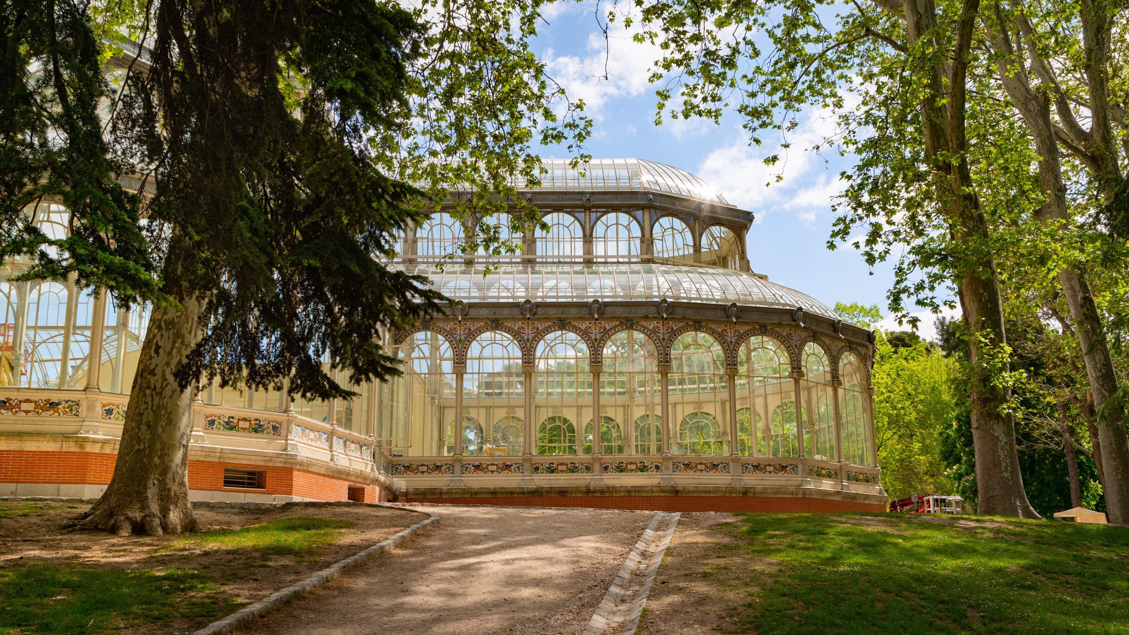 El Retiro Park featuring a park