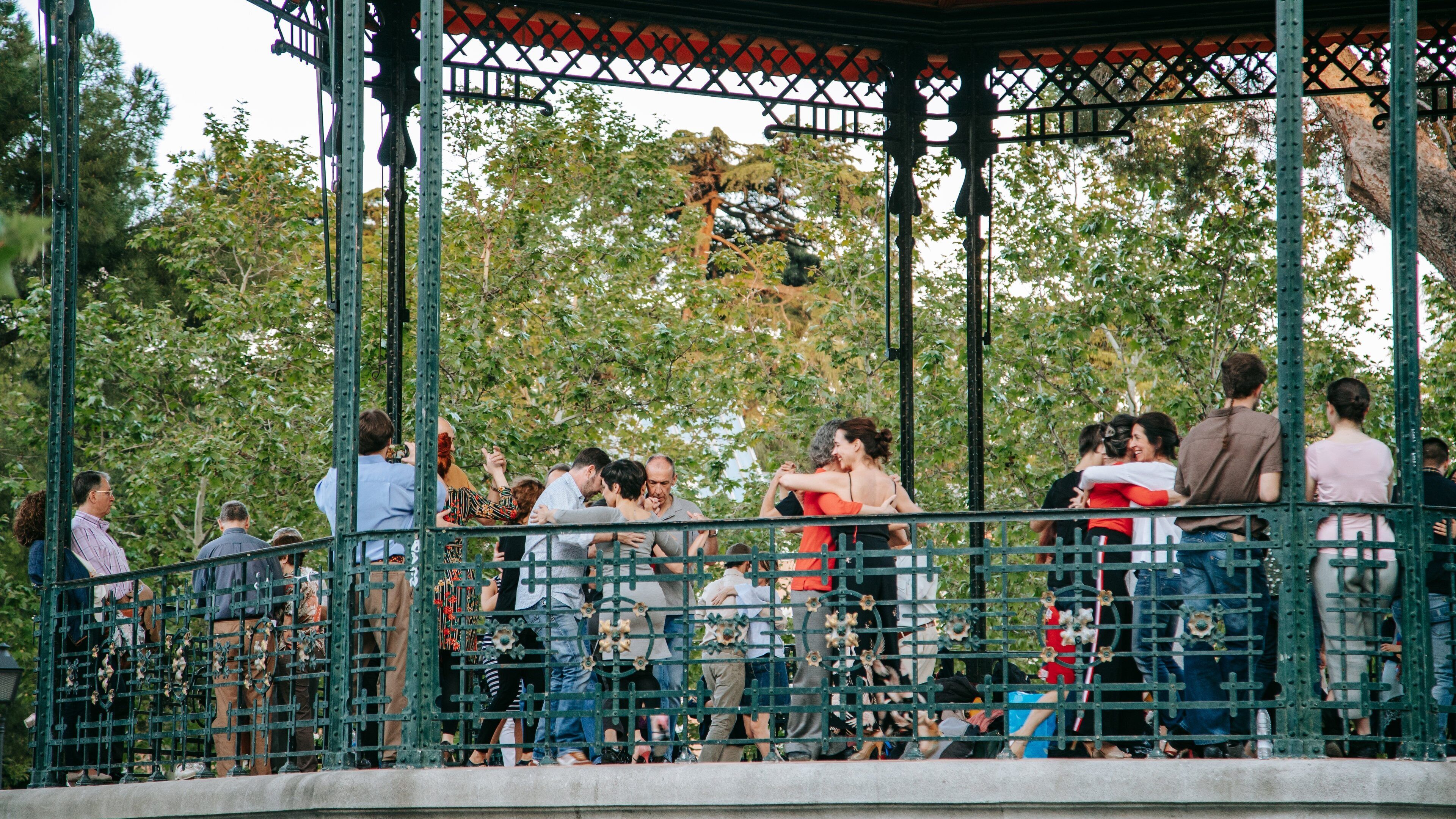 El Retiro Park which includes music and street performance as well as a small group of people