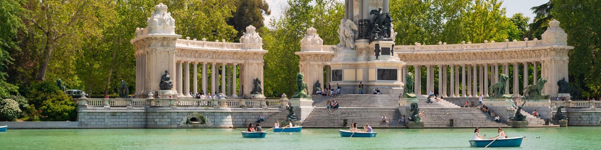 El Retiro Park showing a sunset, a lake or waterhole and heritage elements
