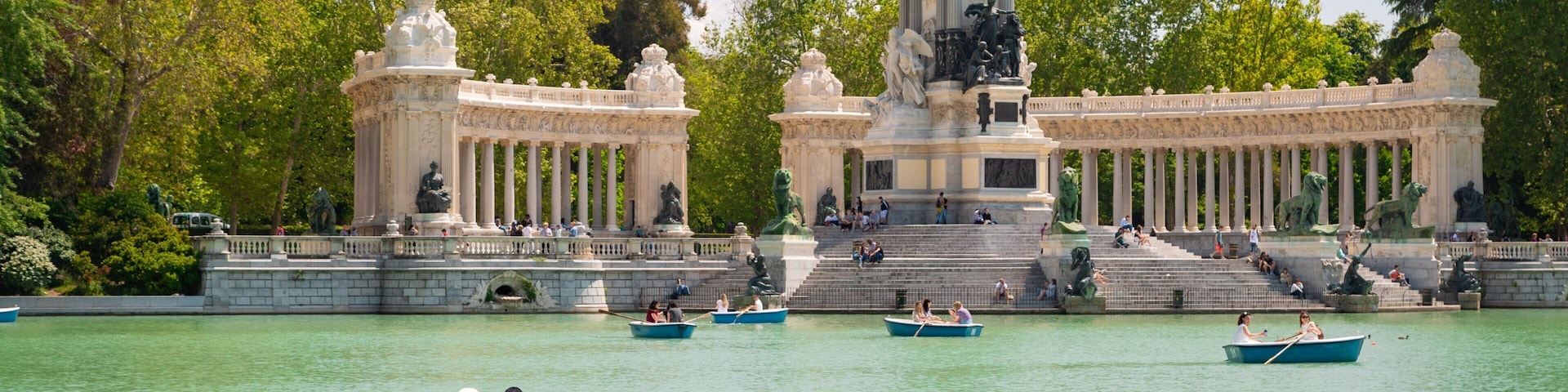 El Retiro Park showing a sunset, a lake or waterhole and heritage elements