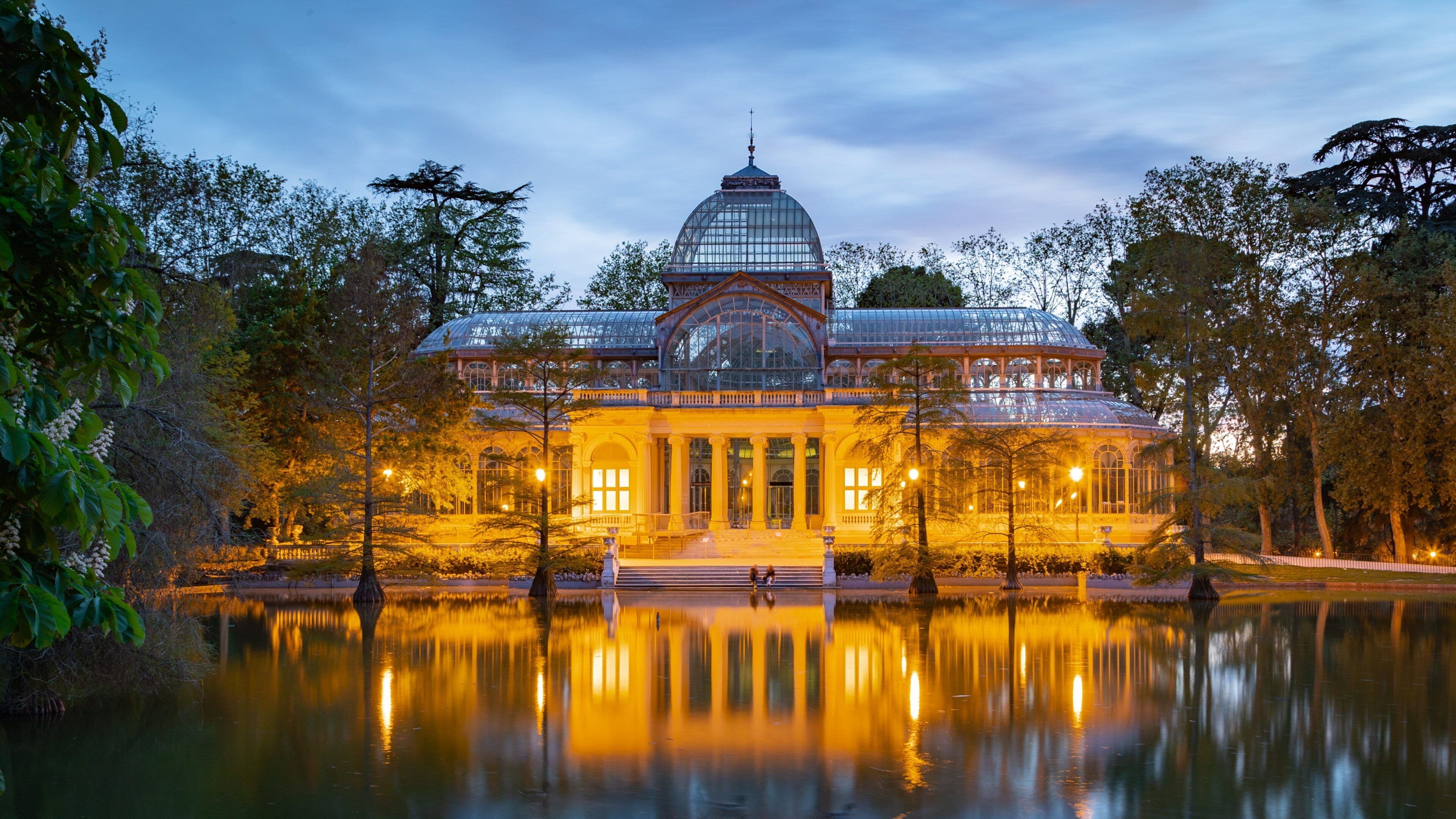El Retiro Park featuring a pond and night scenes