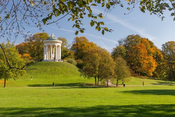 English Garden showing a garden
