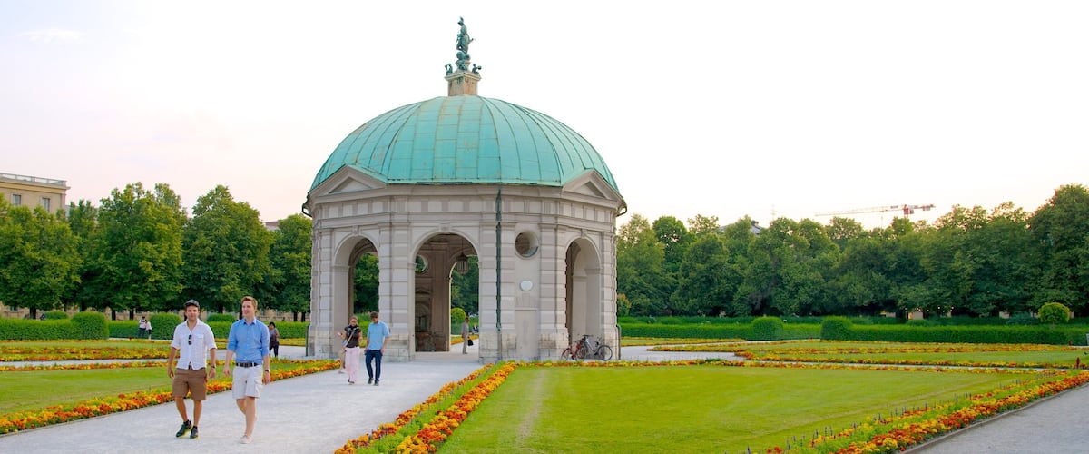 Hofgarten mit einem historische Architektur, Park und Blumen