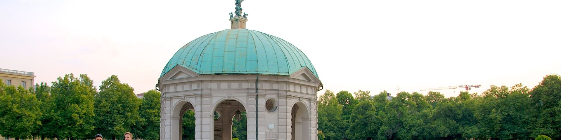 Hofgarten ofreciendo flores, patrimonio de arquitectura y una ciudad