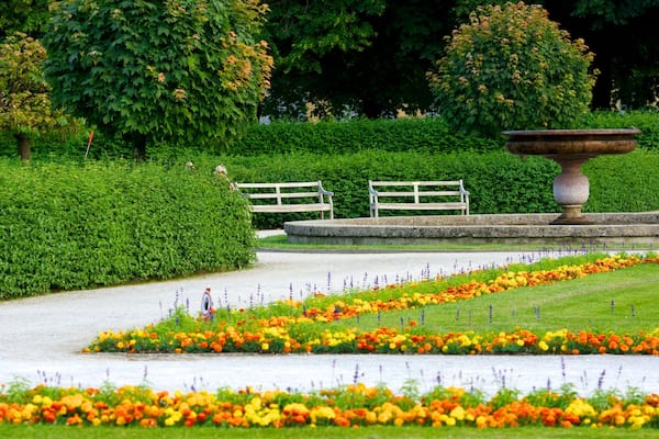 Hofgarten das einen Garten und Blumen