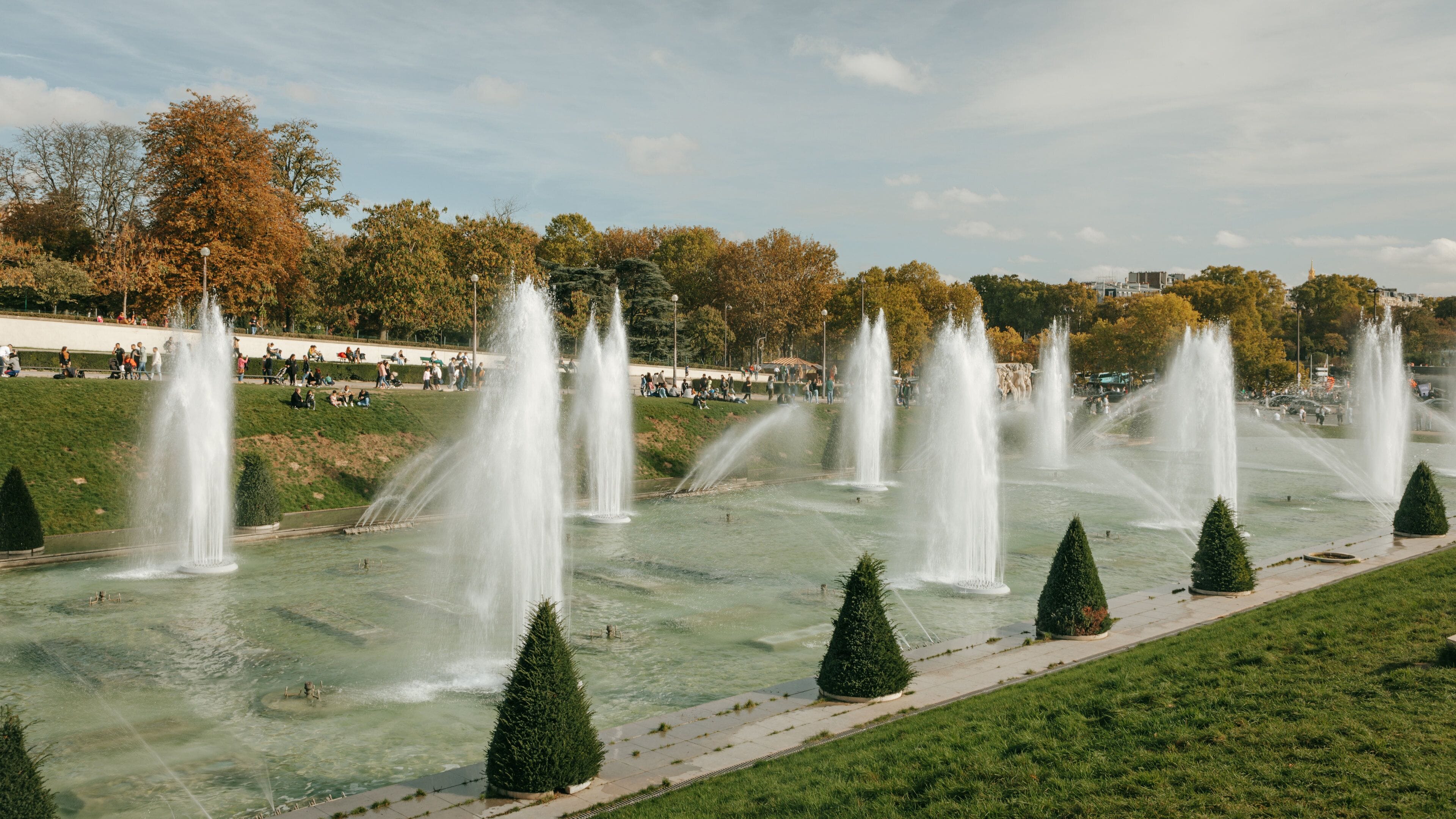 Champ de Mars featuring a fountain