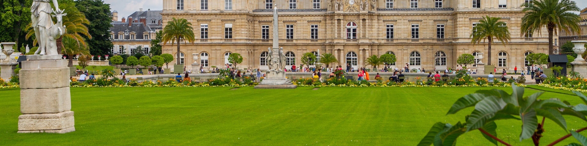 Luxembourg Gardens which includes a statue or sculpture, heritage architecture and a garden