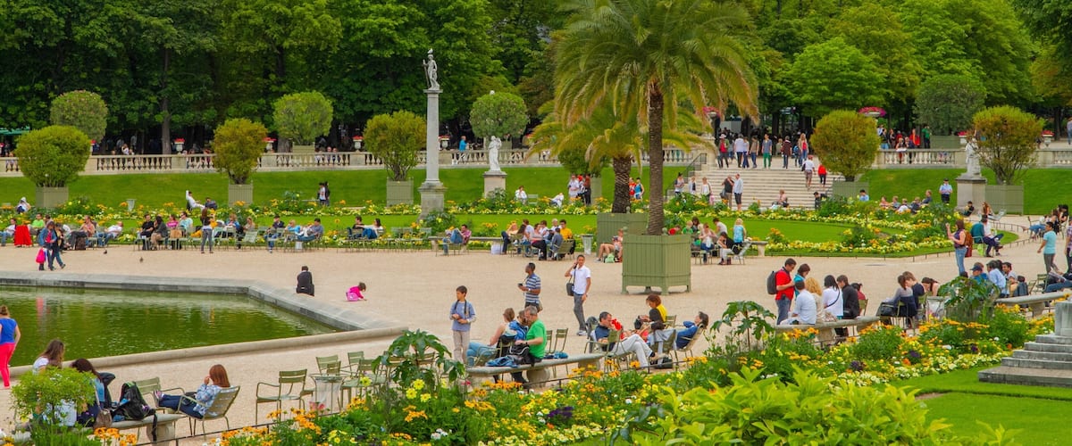 Luxembourg Gardens showing a garden as well as a large group of people