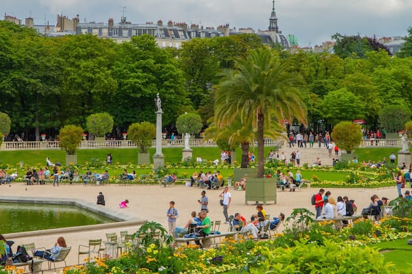 Luxembourg Gardens showing a garden as well as a large group of people