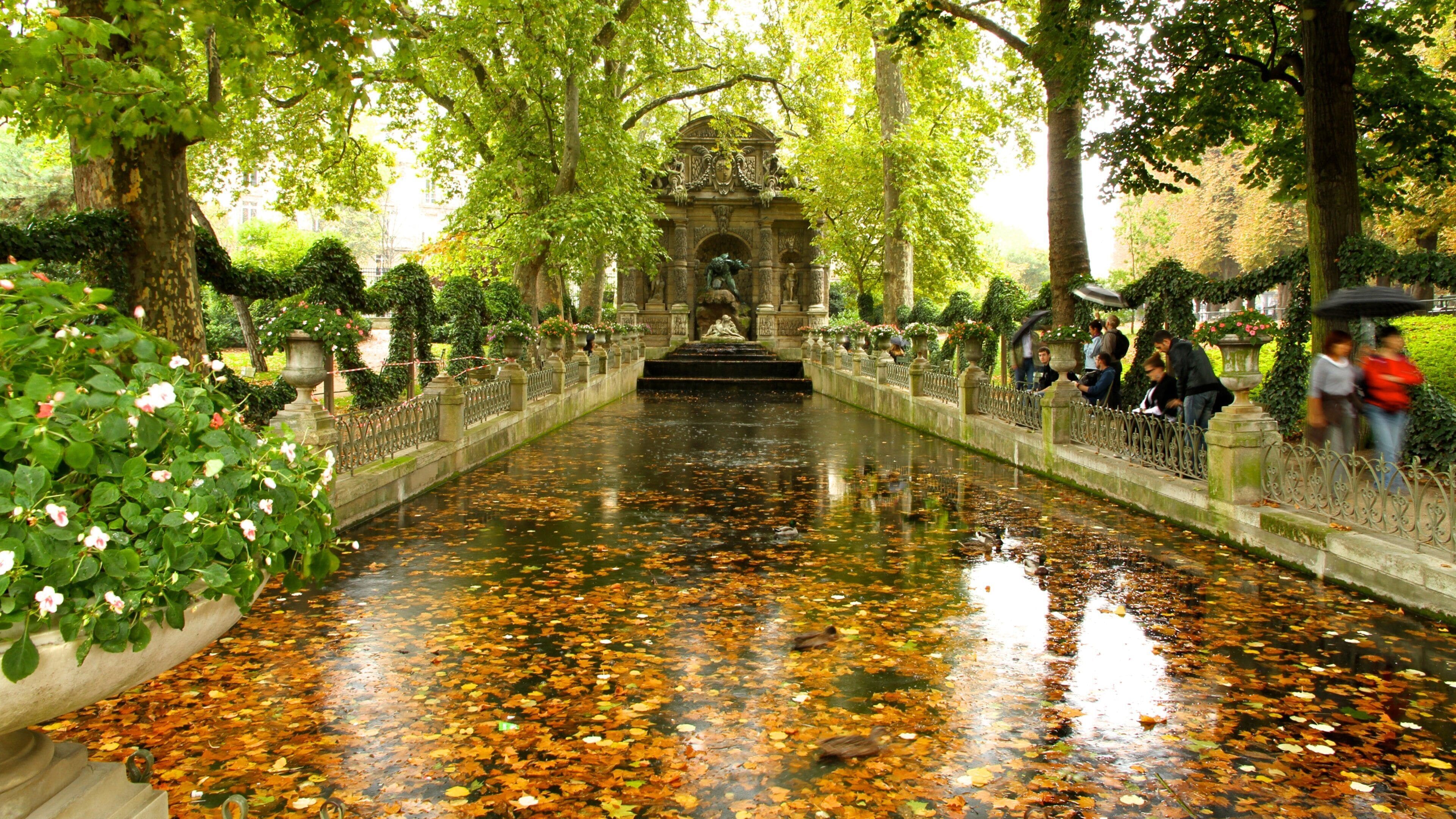 Luxembourg Gardens featuring a pond and a park