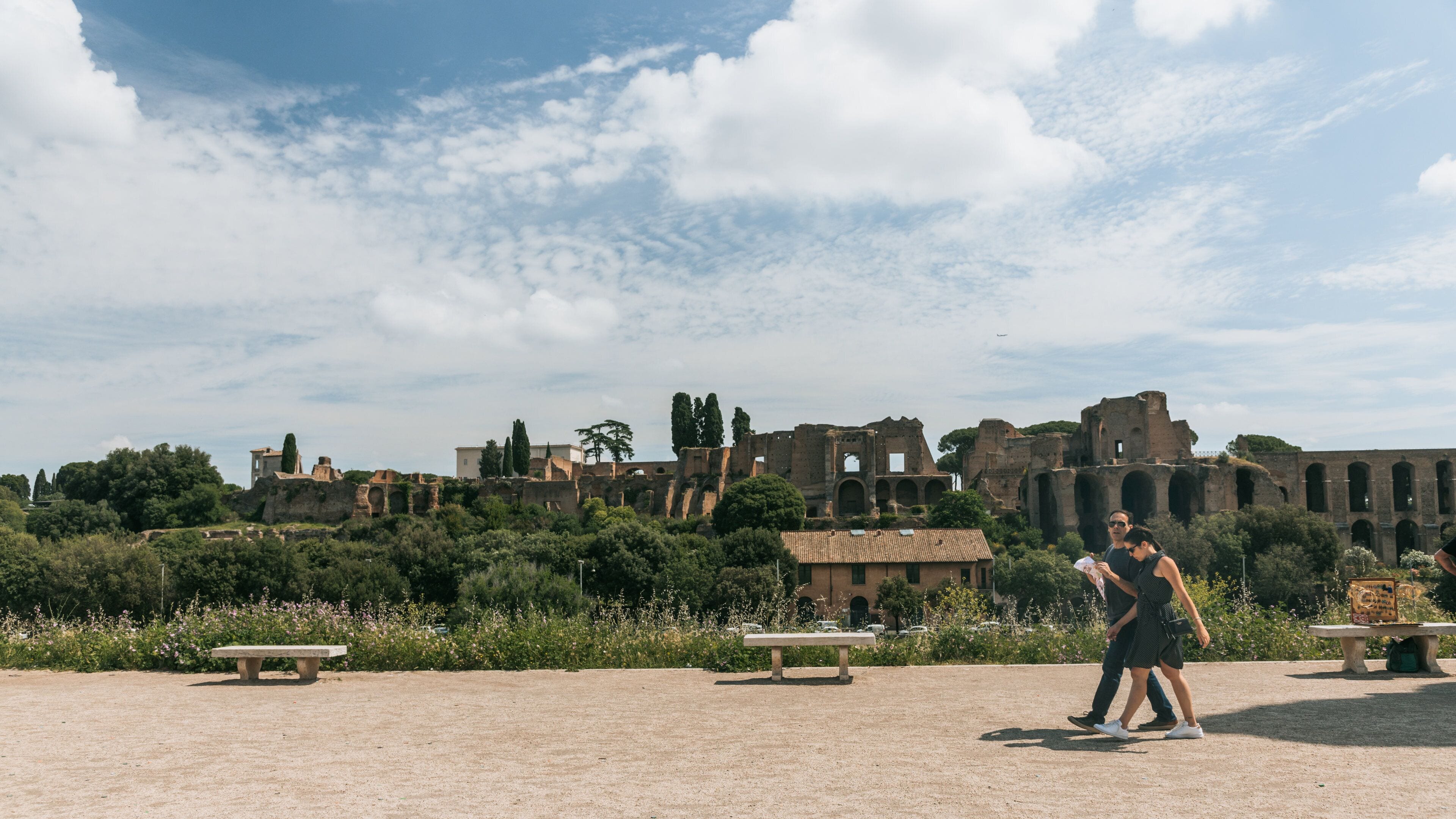 Circus Maximus which includes a garden, a ruin and heritage architecture