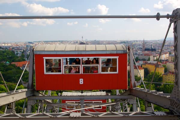 Wiener Prater som visar Äkattraktioner och en stad sÄvÀl som en familj