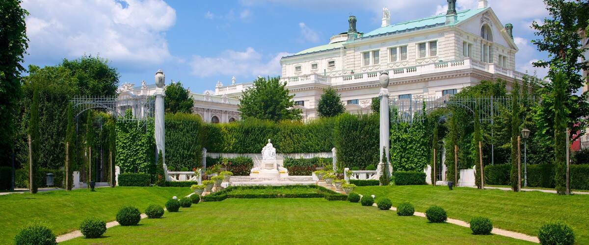 Volksgarten mostrando patrimonio de arquitectura, flores y una ciudad