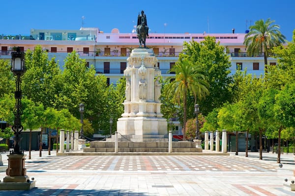 Plaza Nueva montrant monument, square ou place et statue ou sculpture