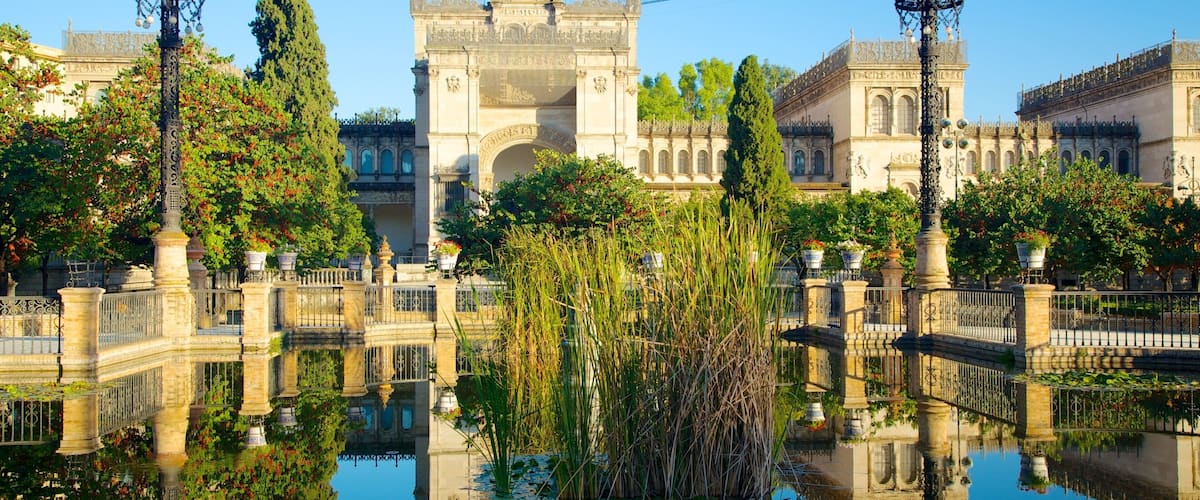 Maria Luisa Park toont historische architectuur en een vijver