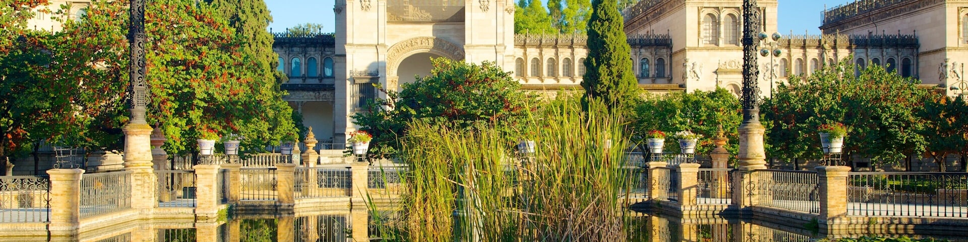 Parque de María Luisa que inclui um lago e arquitetura de patrimônio