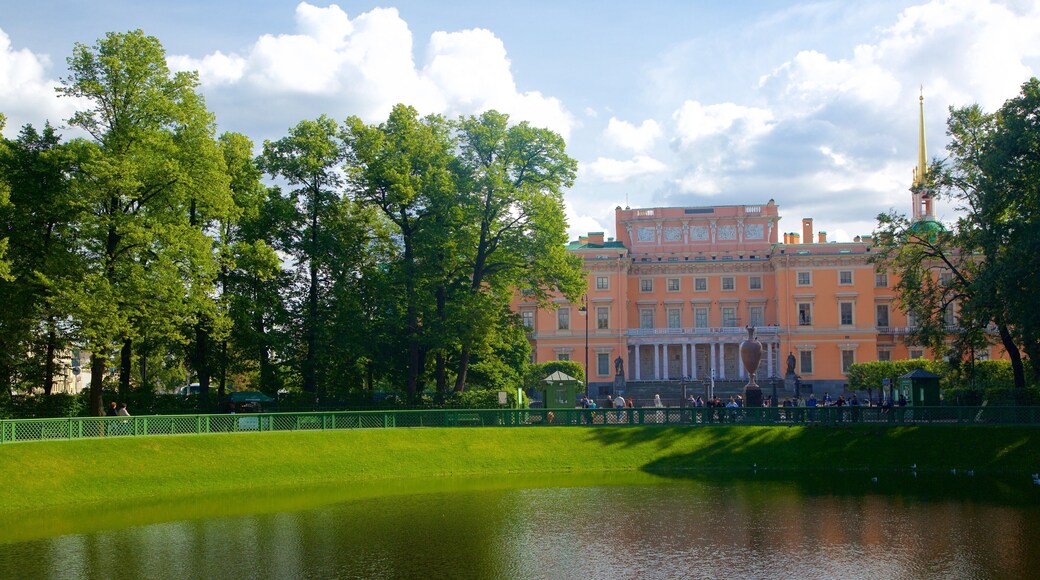Giardino estivo mostrando laghetto e parco