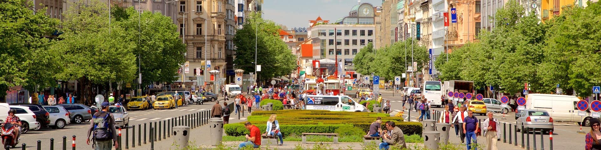 Wenzelsplatz das einen Straßenszenen und Stadt