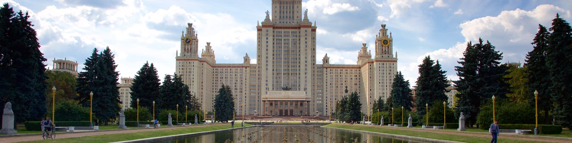 Sparrow Hills which includes heritage architecture and a pond