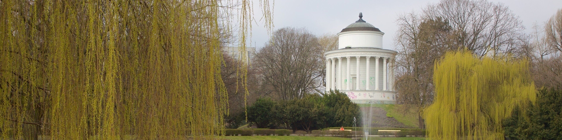 Saxon Gardens featuring a pond and a fountain