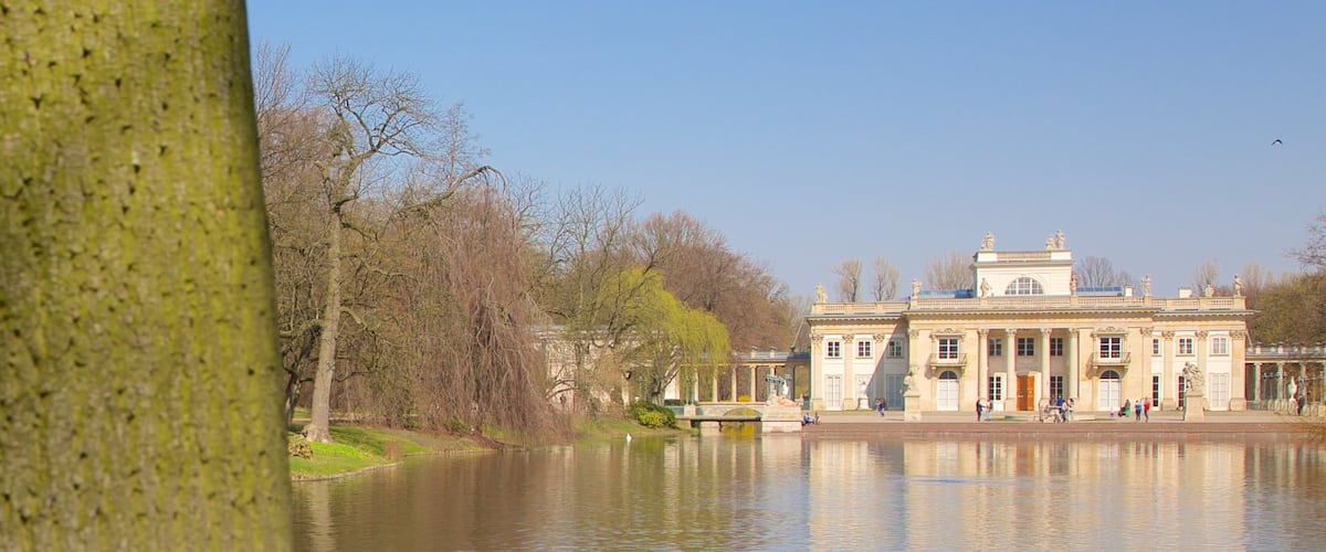 Parque de Łazienki mostrando un lago o abrevadero