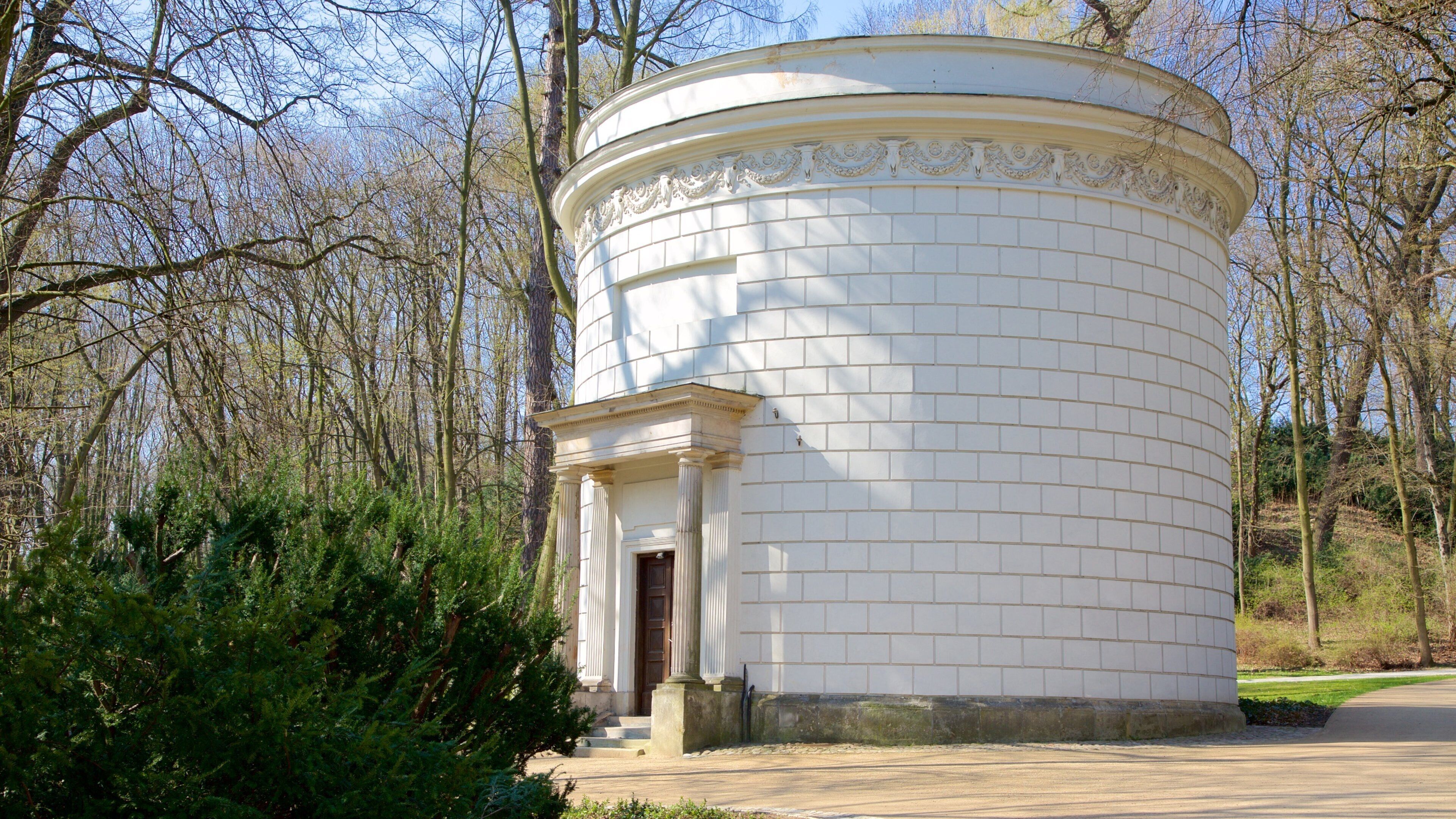 Lazienki Park featuring a garden