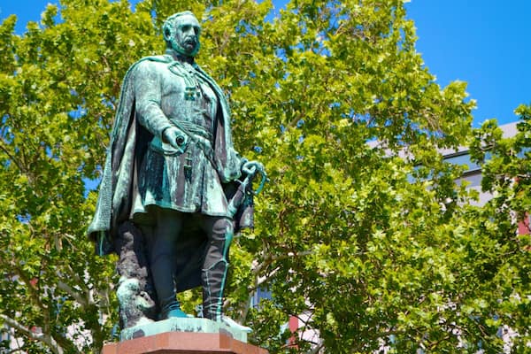 Széchenyi István -aukio johon kuuluu tori, patsas tai veistos ja monumentti