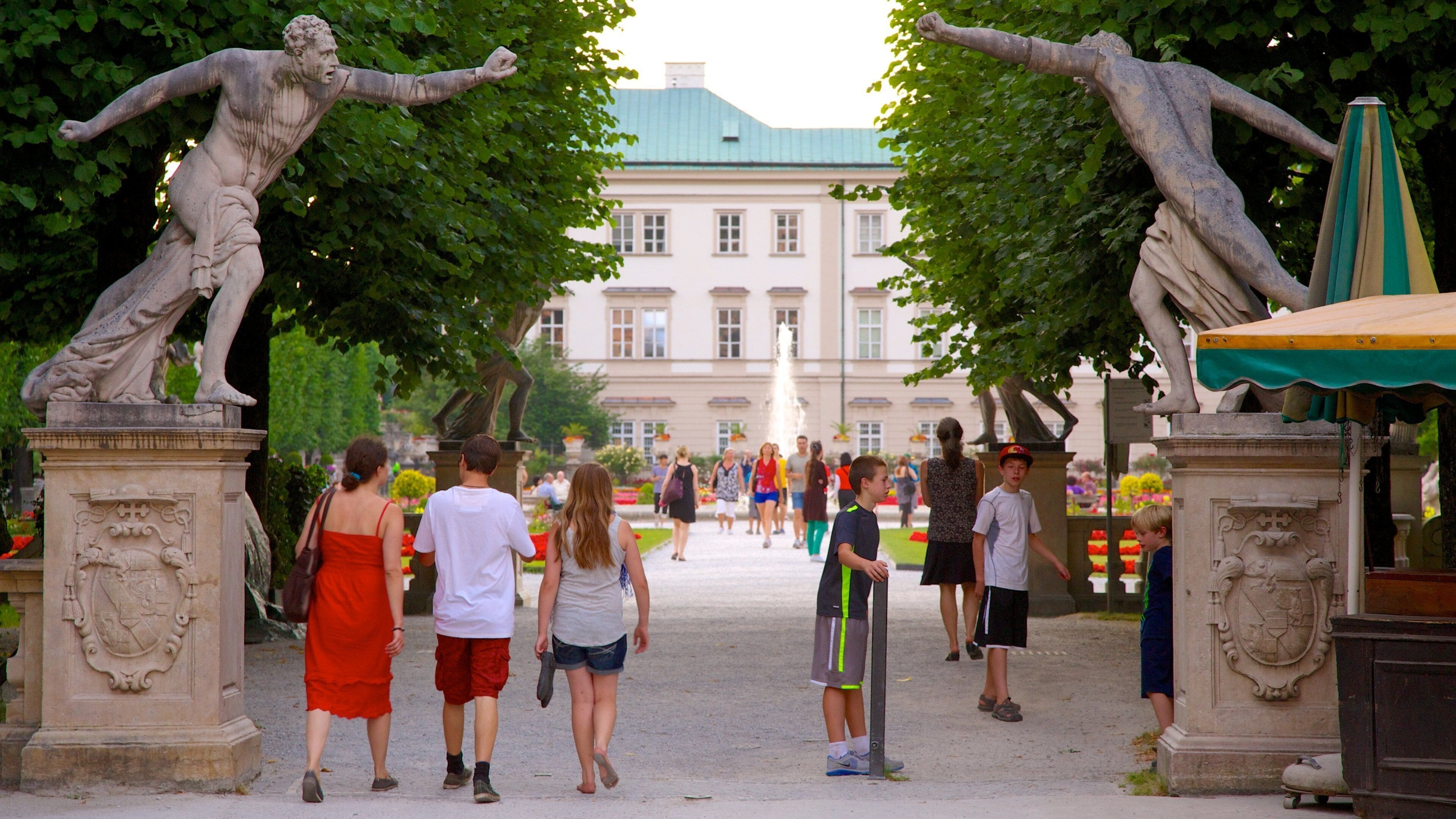 Mirabell-palasset  og hager fasiliteter samt by, utendørs kunst og statue eller skulptur