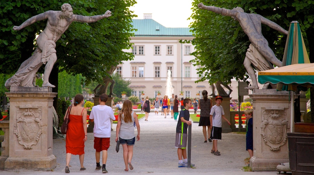 Mirabell-palasset og hager fasiliteter samt by, utendørs kunst og statue eller skulptur