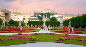 Schloss Mirabell und Garten welches beinhaltet Burg, Blumen und Garten