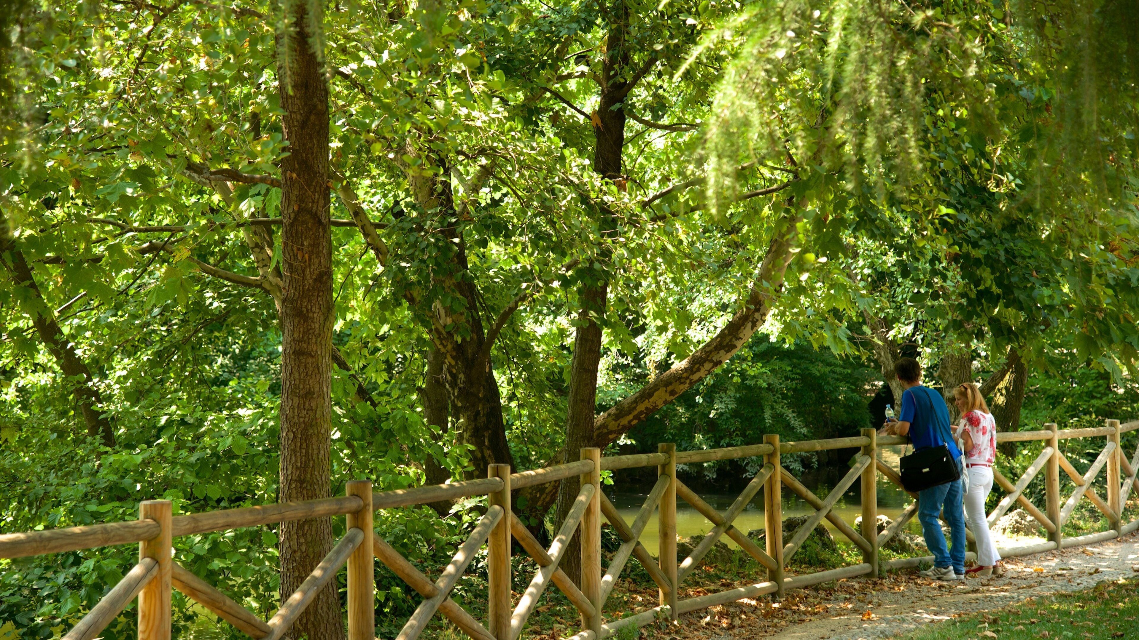 Giardini Pubblici Indro Montanelli ofreciendo un jardín y también una pareja