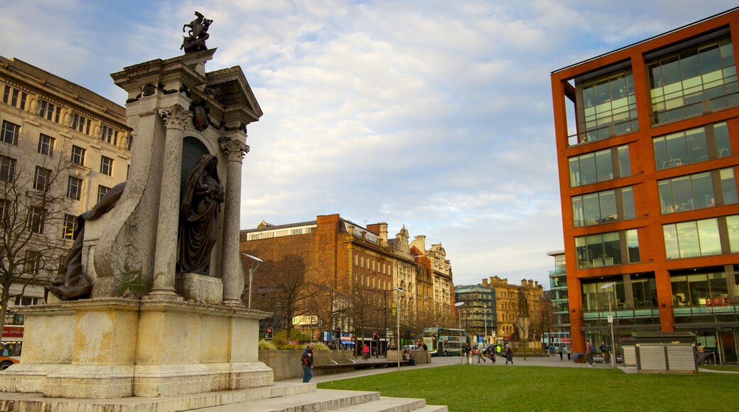 Piccadilly Gardens which includes a monument, a statue or sculpture and a city
