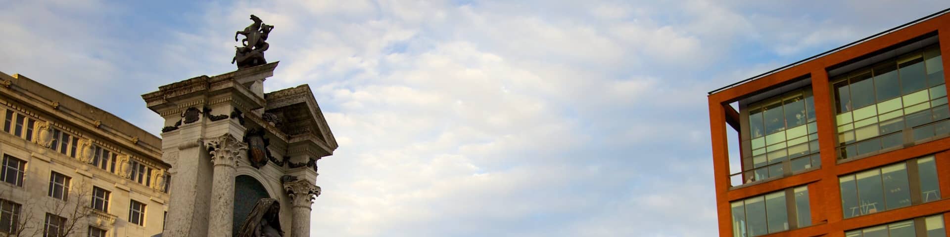 Piccadilly Gardens montrant monument, statue ou sculpture et ville