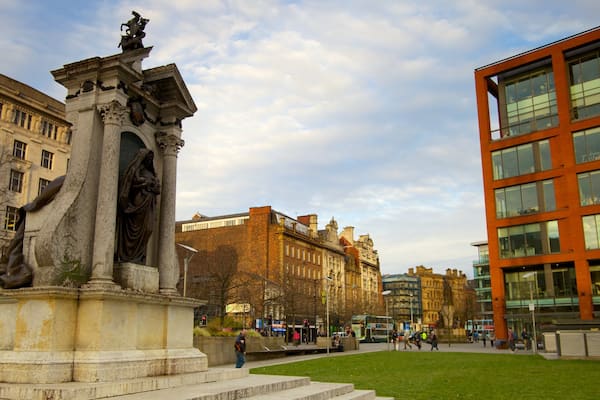Piccadilly Gardens which includes a city, a statue or sculpture and a monument