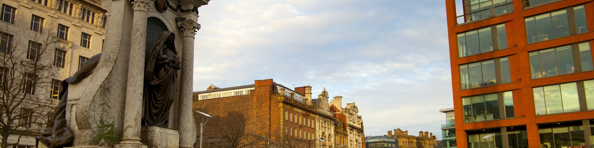 Piccadilly Gardens caracterizando uma cidade, uma estátua ou escultura e um monumento