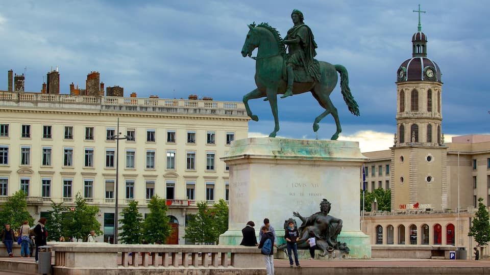 Lyon mettant en vedette statue ou sculpture et square ou place