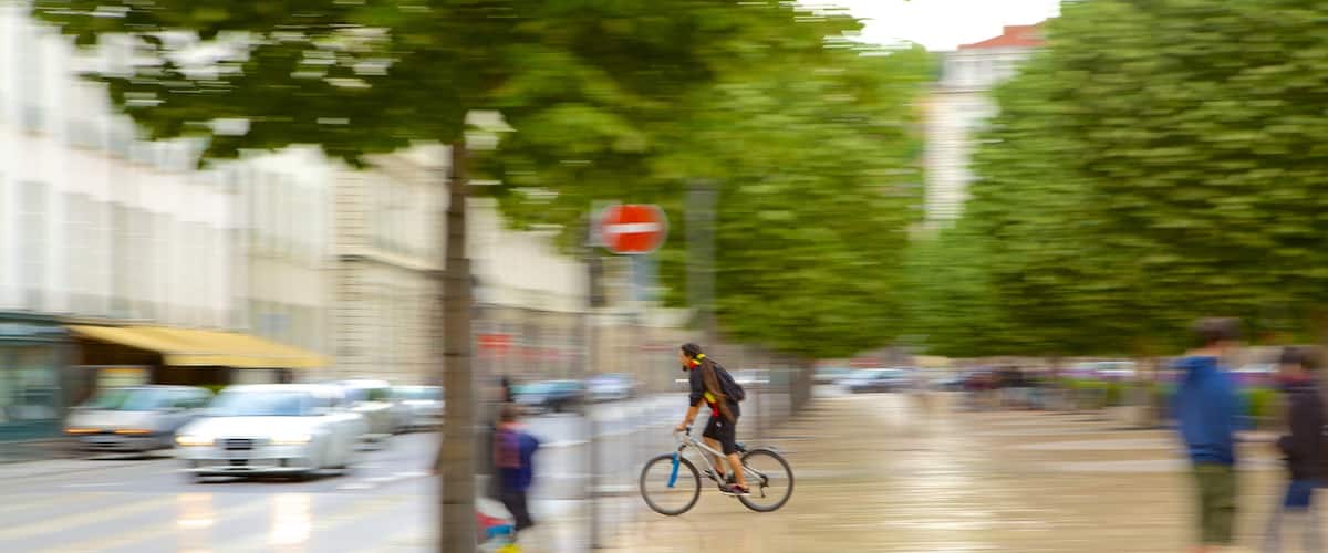 Plaza Bellecour ofreciendo ciclismo y también un hombre