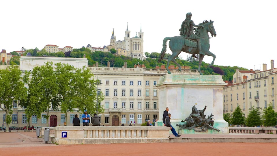 Lyon qui includes statue ou sculpture et square ou place