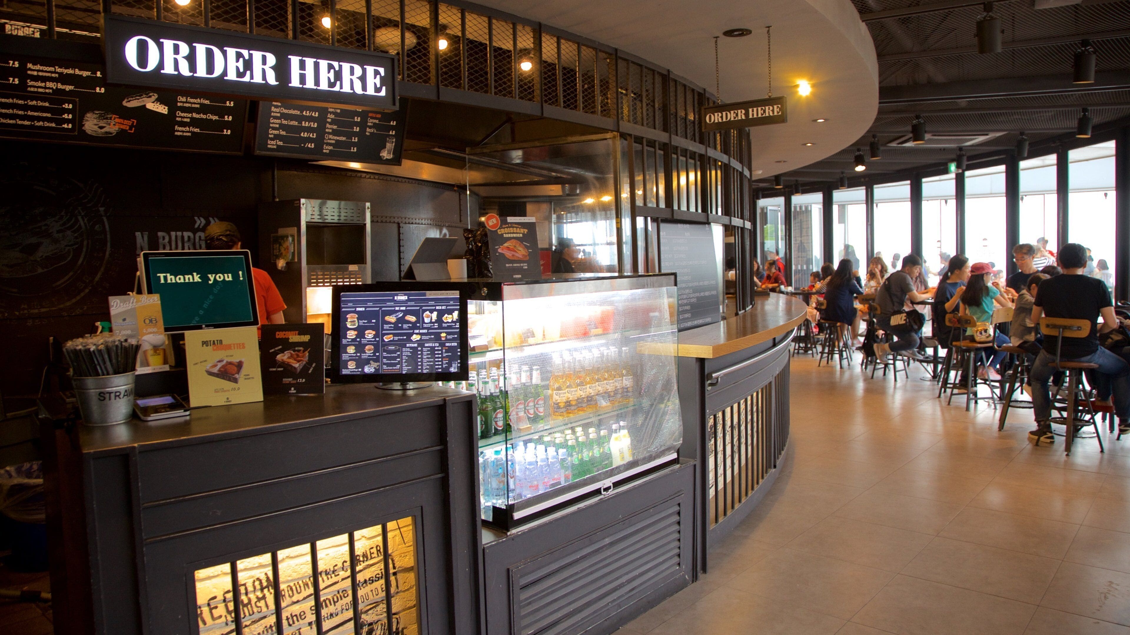 สวนนัมซาน ซึ่งรวมถึง ภาพคาเฟ่ และ การตกแต่งภายใน ตลอดจน คนกลุ่มเล็ก