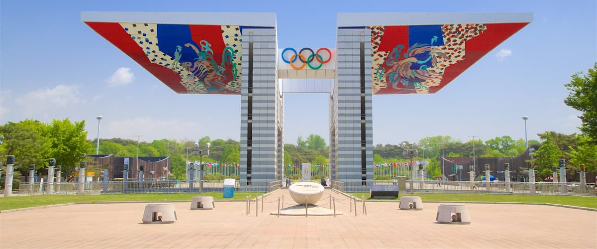 Parque Olímpico que incluye un jardín, elementos patrimoniales y señalización