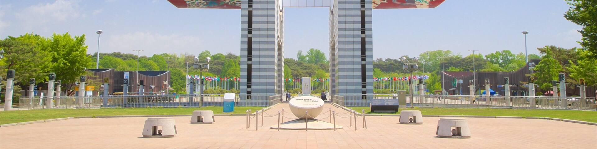 Olympic Park showing signage, heritage elements and a garden