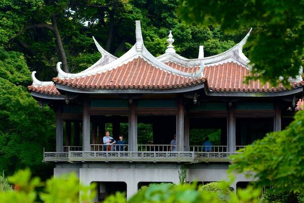 Shinjuku Gyoen National Garden featuring heritage architecture and a park