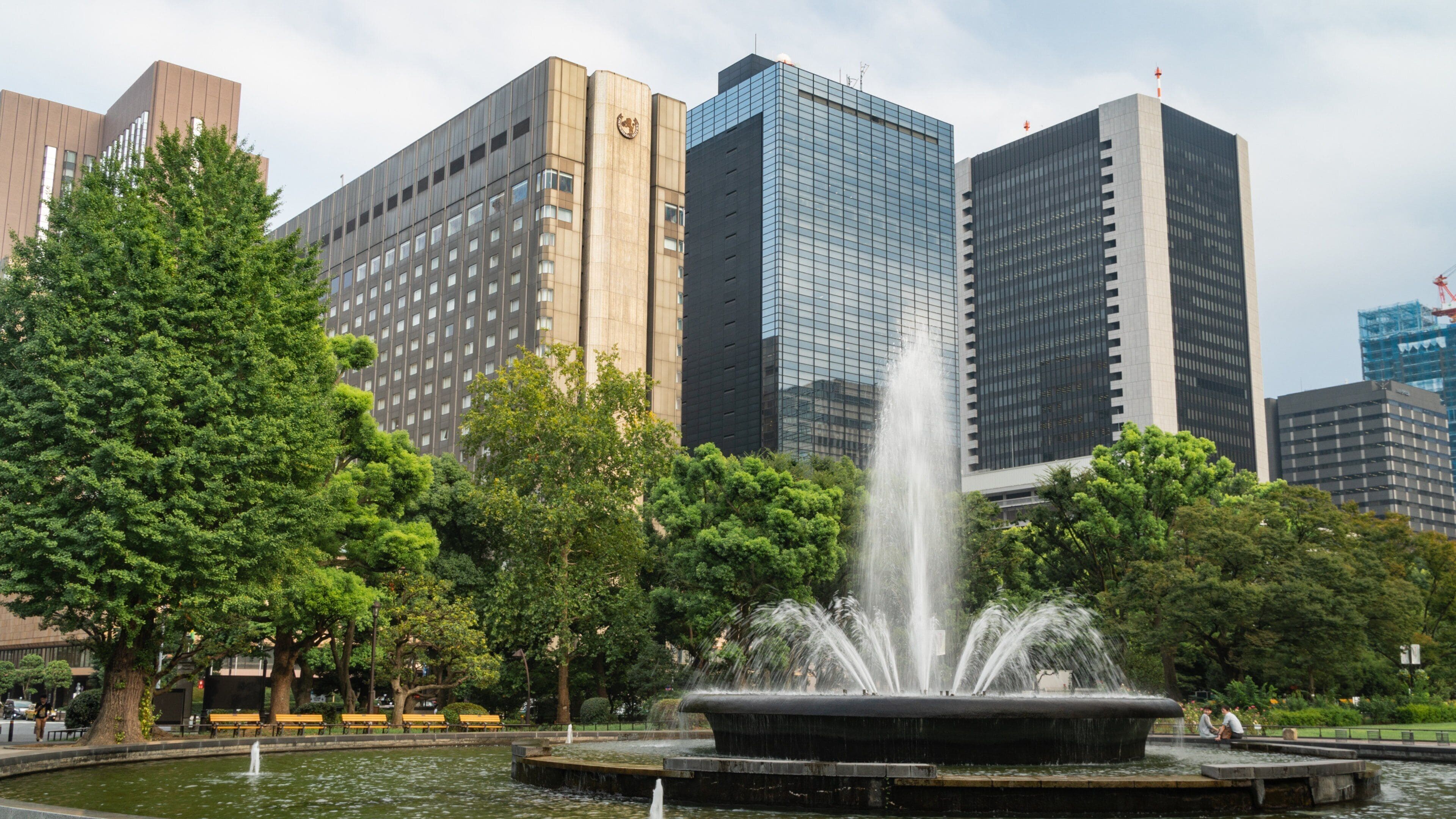 Hibiya Park showing a city and a fountain