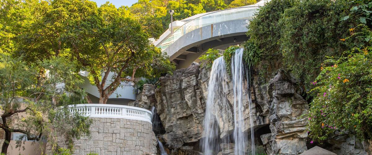 Hong Kong Park which includes a garden and a waterfall