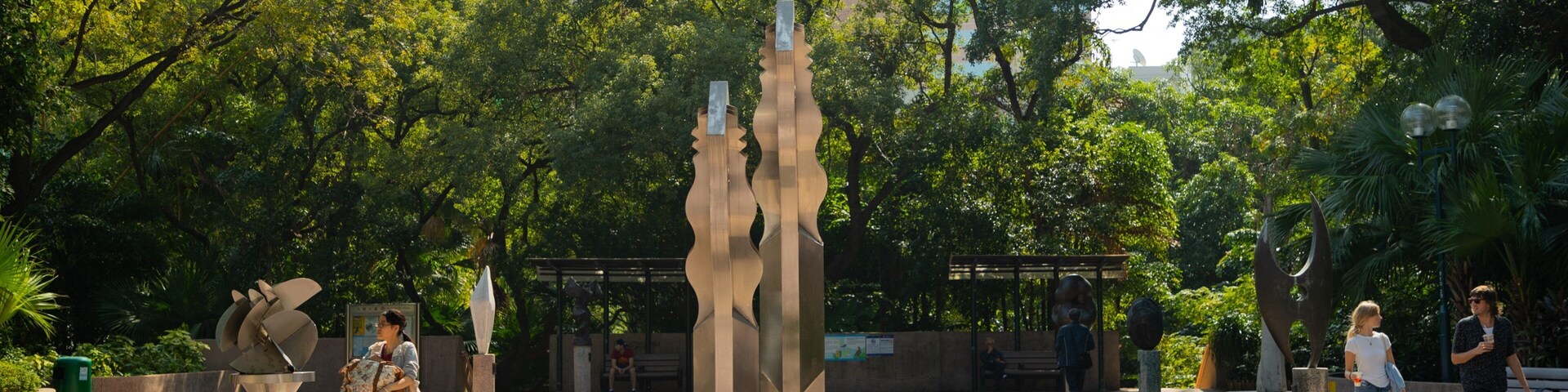Kowloon Park showing a garden and outdoor art