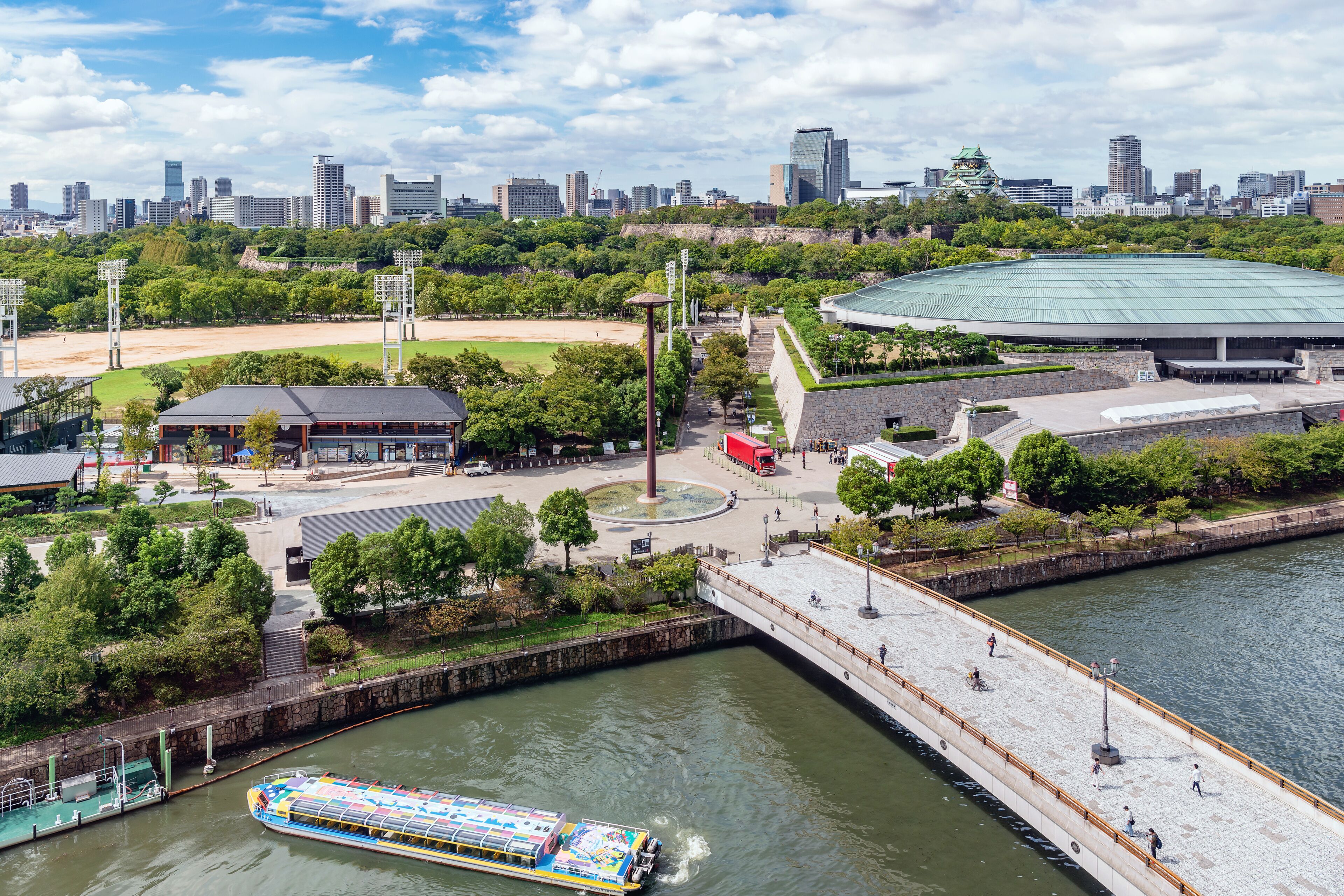 大阪城公園と市街地の風景