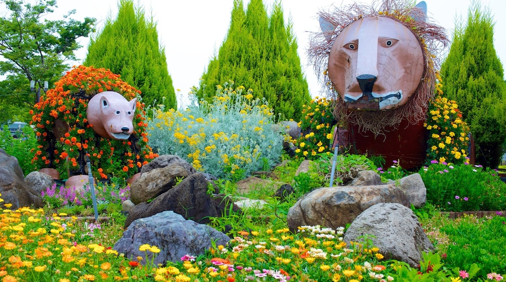 Parque de Tennoji caracterizando um parque, flores silvestres e arte ao ar livre