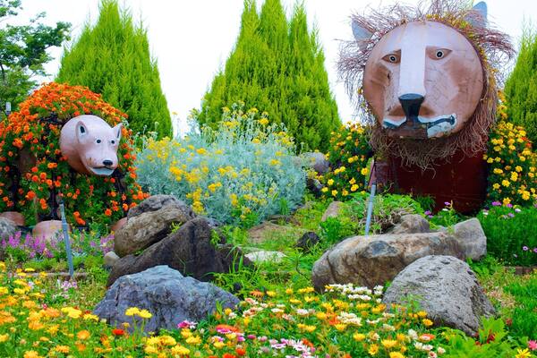 Parque Tennoji ofreciendo un jardín, arte al aire libre y flores
