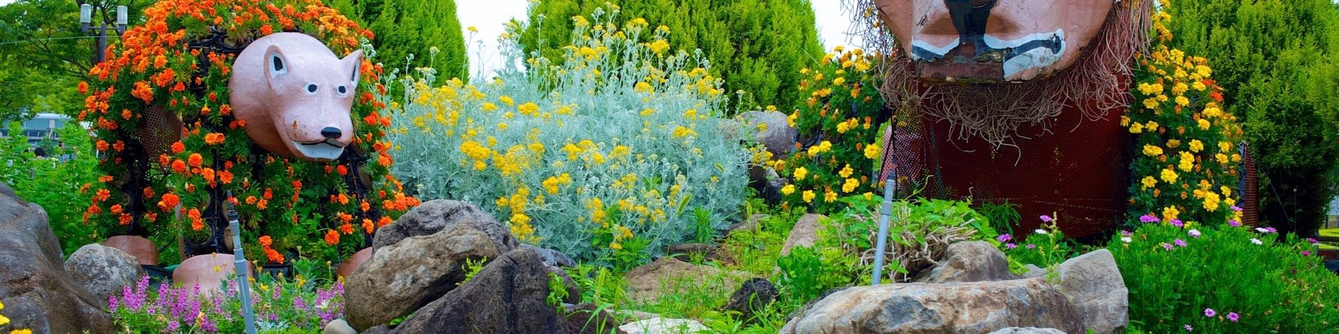 Parque de Tennoji caracterizando um parque, flores silvestres e arte ao ar livre